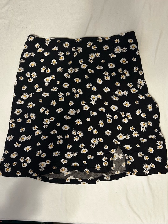 Hollister Dresses & Skirts - Hollister Black Mini Skirt with White & Yellow Daisy Print